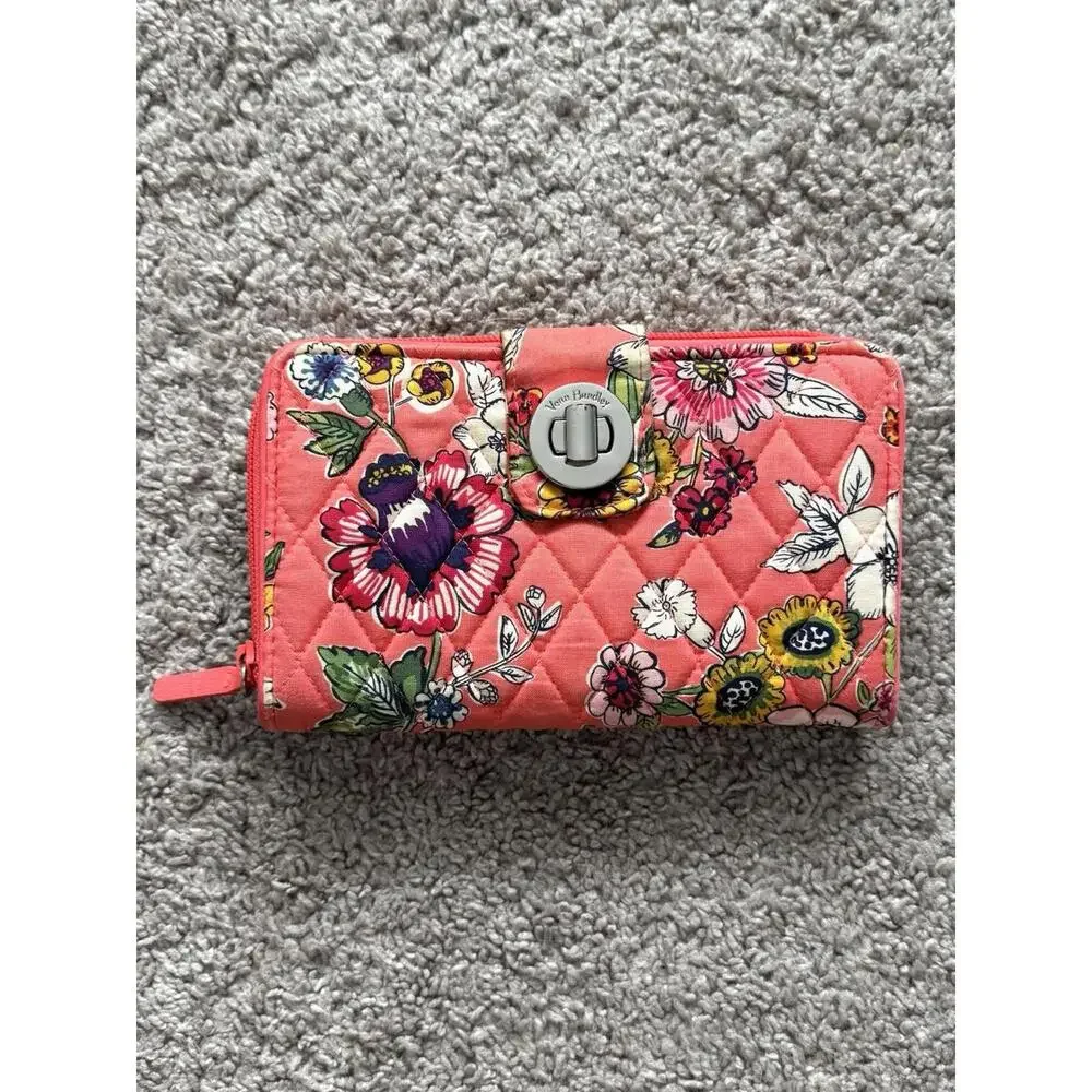 Vera Bradley RFID Turnlock Wallet Zip Paisley Floral Pink‎ Quilted